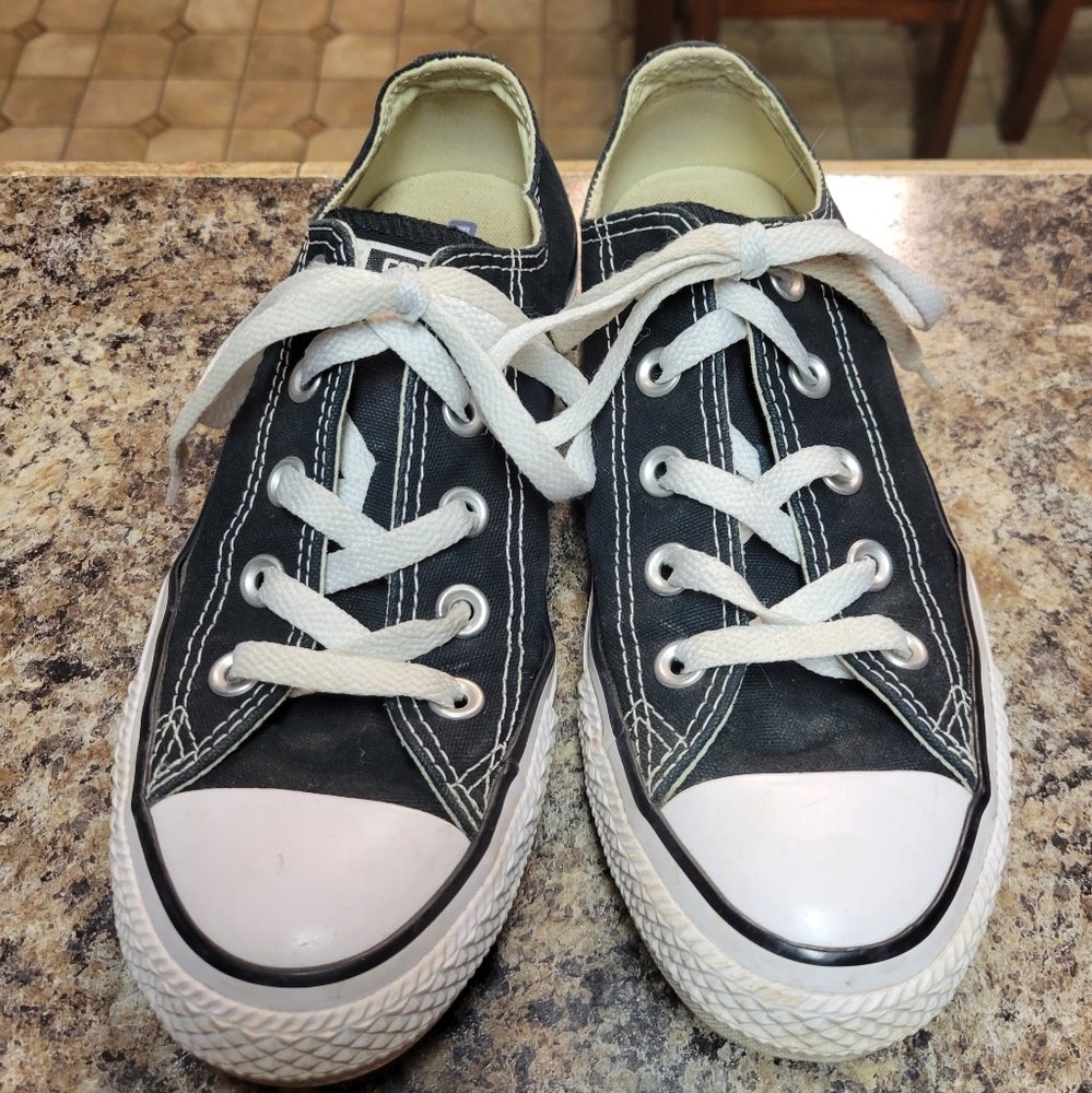 Converse chucks, size 6.